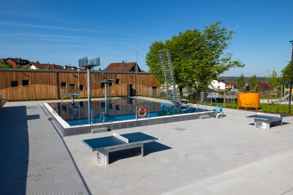 Der Schwimmer- und Nichtschwimmerbereich sowie das Springerbecken 2