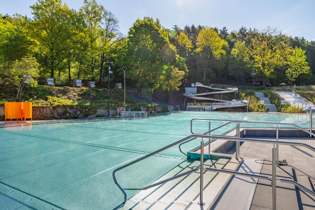Der Schwimmer- und Nichtschwimmerbereich sowie das Springerbecken 3
