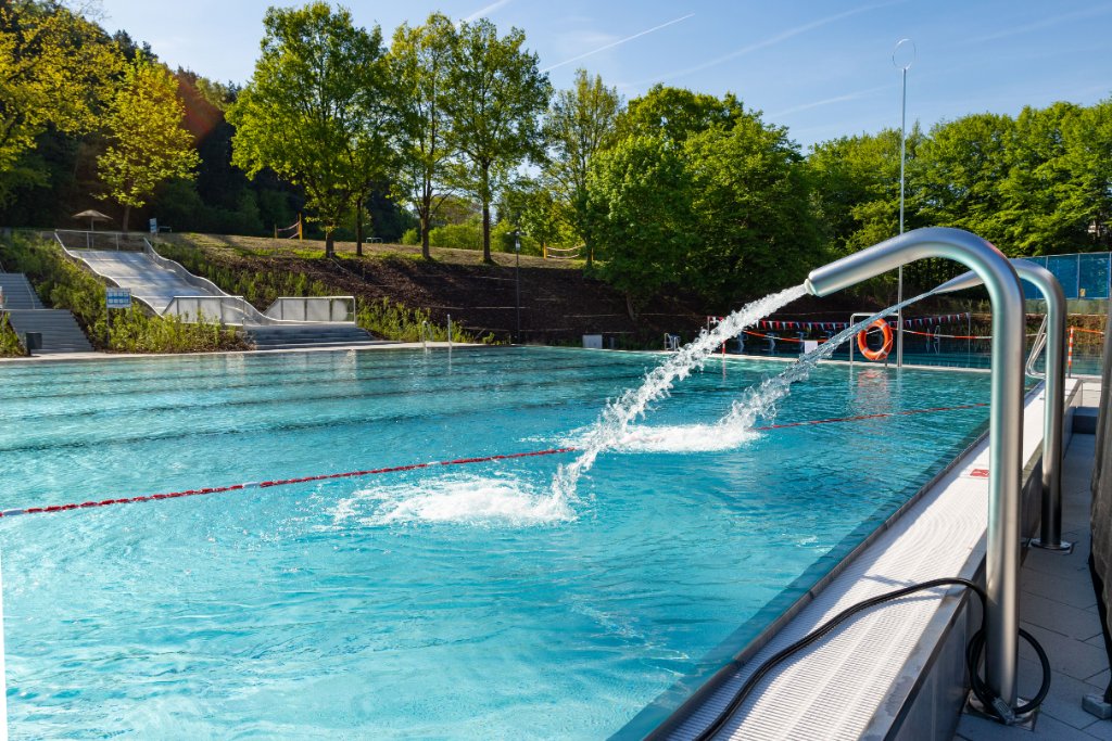 Der Schwimmer- und Nichtschwimmerbereich sowie das Springerbecken 4
