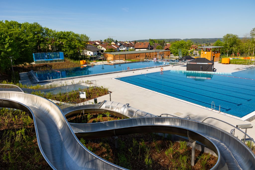 Der Schwimmer- und Nichtschwimmerbereich sowie das Springerbecken 5