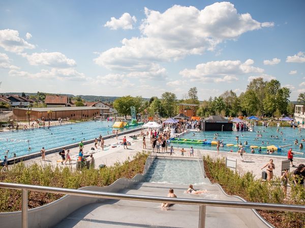 Blick von der Rutsche auf die Becken und Besucher