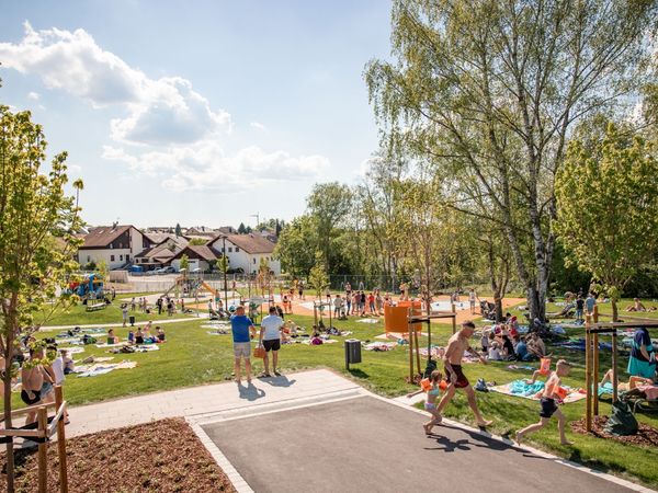 Liegewiese mit Spielplatz und Wasserspielplatz