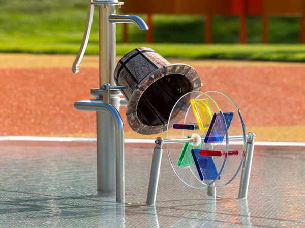 Wasserspielgerät auf dem Wasserspielplatz