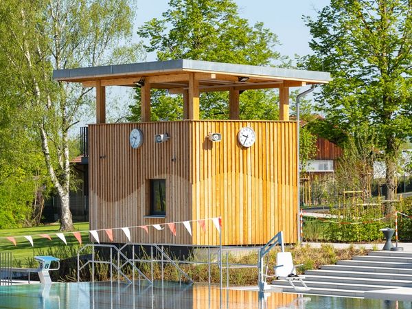 Schwimmmeisterturm am Beckenrand