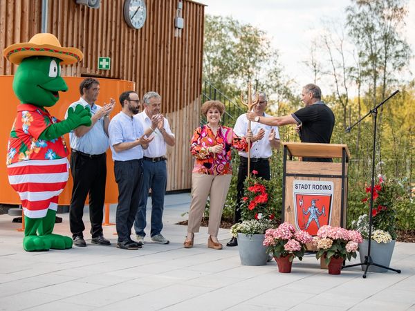 Feierliche Eröffnungsrede mit Maskottchen und Ehrengästen