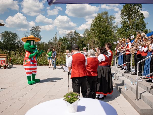 Freibad Maskottchen dirigiert die Blaskapelle