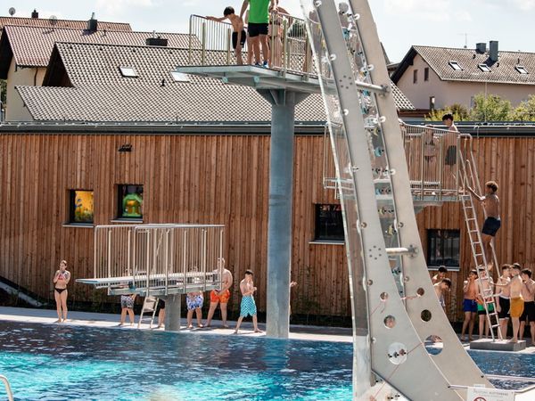 Sprungturm und Kletterwand am Springerbecken