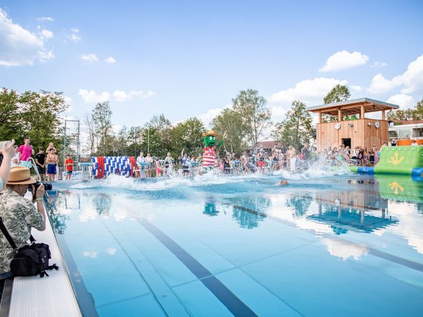 Eröffnungssprung ins Schwimmbecken mit Wasserspielen