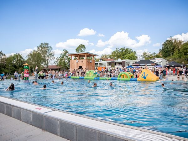 Aufblasbare Wasserspielgeräte im Schwimmerbecken