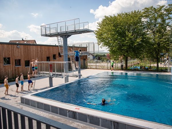 Kinder am Sprungturm des neuen Freibads