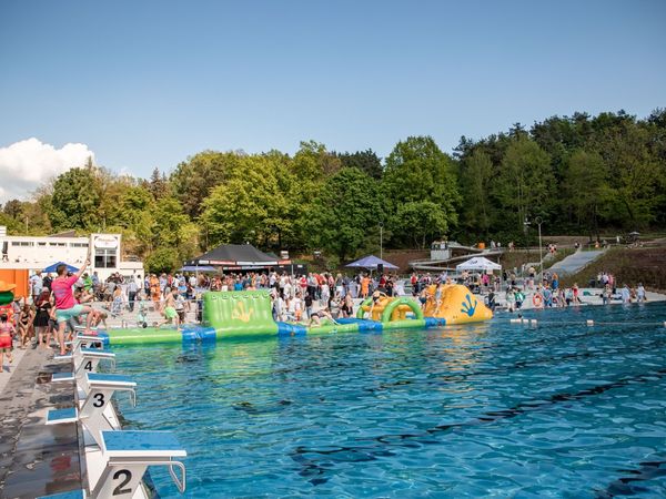 Panoramablick auf das Schwimmerbecken mit Startblöcken