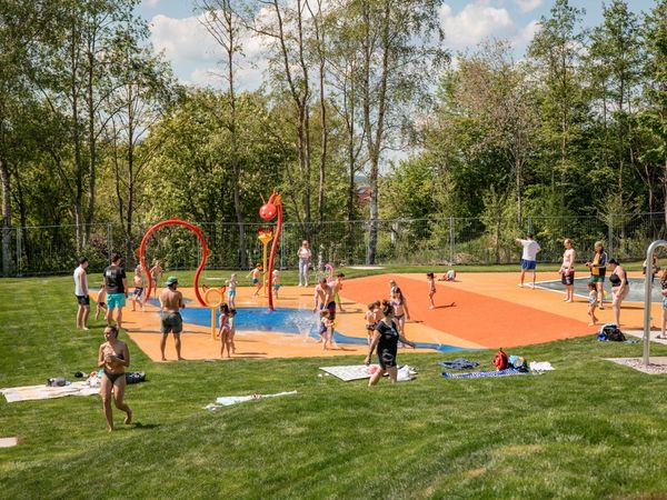 Kinder und Familien auf dem neuen Wasserspielplatz