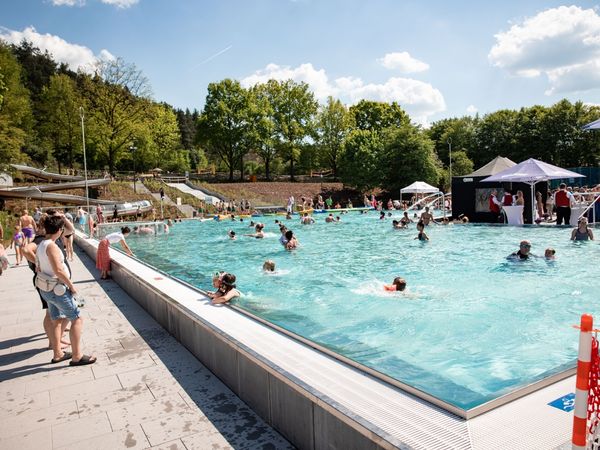 Badegäste genießen das neue Schwimmbecken bei der Eröffnung