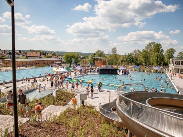 Panoramablick über das gesamte Freibadgelände mit Rutsche